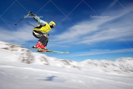 تصویر با کیفیت ورزشکار در حال فرود آمدن روی برف